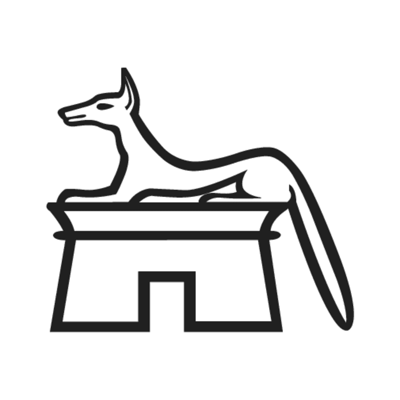 E16 — Chien ou chacal couché sur une chapelle